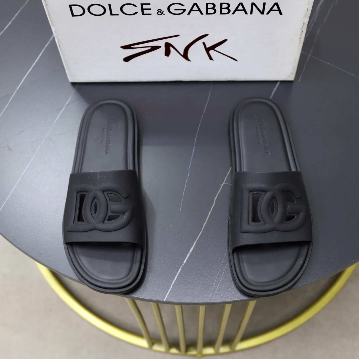 Ex-factory price: 340💰🙅‍♂️🙅‍♂️🙅‍♂️ Brand: DG Standard code: 38-44 (45 customized) Grade: Same as the official website Material: Original leather design Original lightweight wear-resistant molded outsole Style category: Men's fashion sandals Distinguished luxury brand elements Top luxury Color: Actual picture color